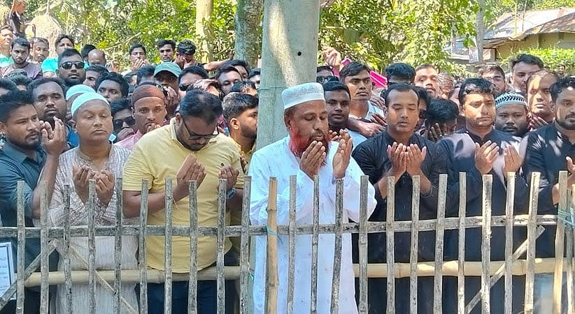 রংপুরে ছাত্রদলের কেন্দ্রীয় সভাপতি ও সাধারণ সম্পাদক স্থানীয় নেতাদের নিয়ে আবু সাঈদের কবর জিয়ারত করেন